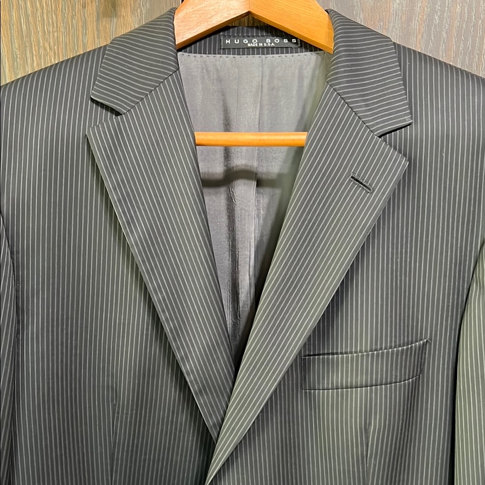 Hugo Boss Suit Black Pinstripe, 100% Virgin Wool, Made in USA, 40R - Picture 6 of 16